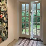 Idyllic House In A Scenic Garden 度假居