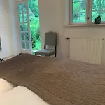 Idyllic House In A Scenic Garden 度假居