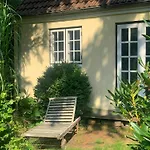 度假居 Idyllic House In A Scenic Garden *