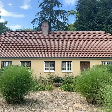 Idyllic House In A Scenic Garden Hébergement de vacances *