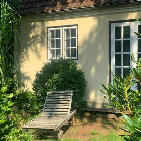 Hébergement de vacances Idyllic House In A Scenic Garden *