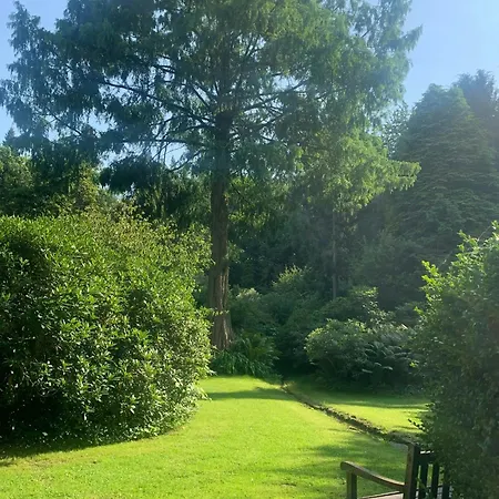 Idyllic House In A Scenic Garden Hébergement de vacances *