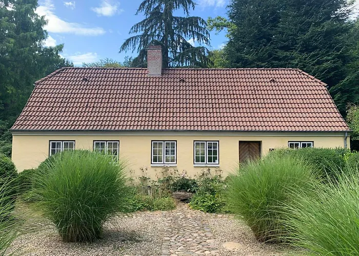 Idyllic House In A Scenic Garden بيت للعطل *