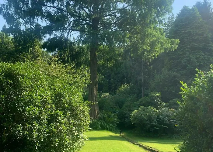 Idyllic House In A Scenic Garden Дом отдыха *