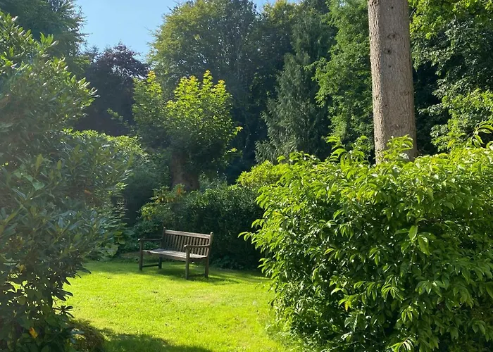 Idyllic House In A Scenic Garden بيت للعطل *
